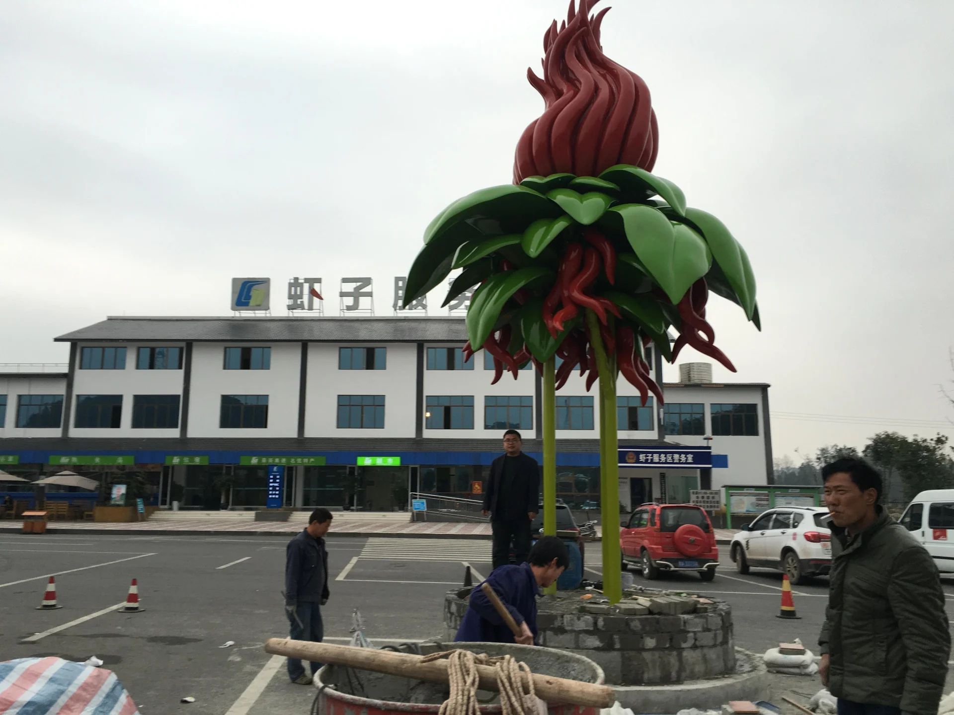 虾子服务区辣椒主题雕塑